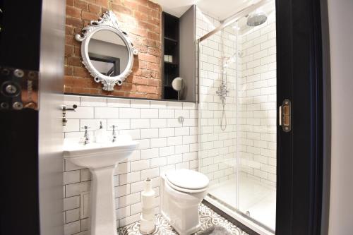 y baño con aseo, lavabo y ducha. en Aire Apartments New York Styled Luxury Apartments, en Leeds