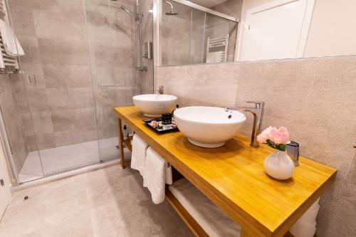 a bathroom with two sinks and a shower at La Bodega de Quintín in Villarejo de Salvanés