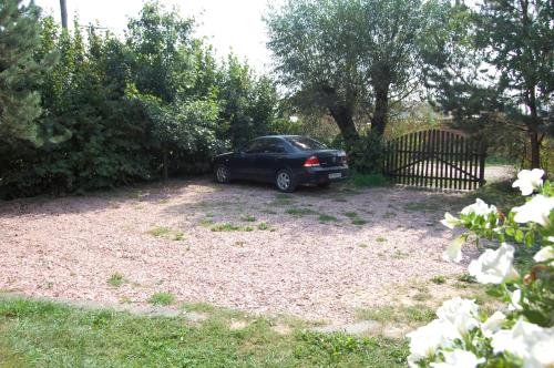 スヴィチャスにあるZelenyi Raiの柵の横の庭に停められた車