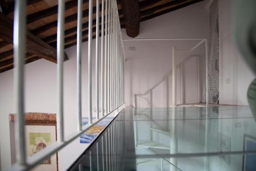 pasillo con suelo de cristal y escalera en Pepe Nero by HelloElba, en Portoferraio