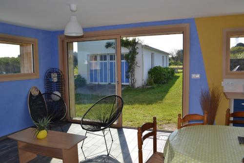 Zimmer mit einer Terrasse mit Tisch und Stühlen in der Unterkunft CoRide in Saint-Pierre-Quiberon