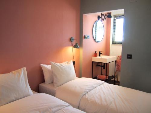 een kamer met 2 bedden en een wastafel. bij PLAYA 45, FIRST LINE BEACH HOUSE in Málaga