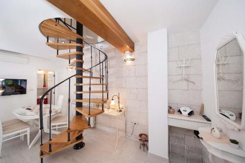 eine Wendeltreppe im Bad mit Waschbecken in der Unterkunft House Mars in Podgora, jacuzzi in Podgora