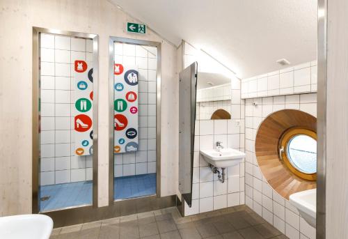 La salle de bains est pourvue de toilettes et d'un lavabo. dans l'établissement Jugendherberge Eichstätt, à Eichstätt