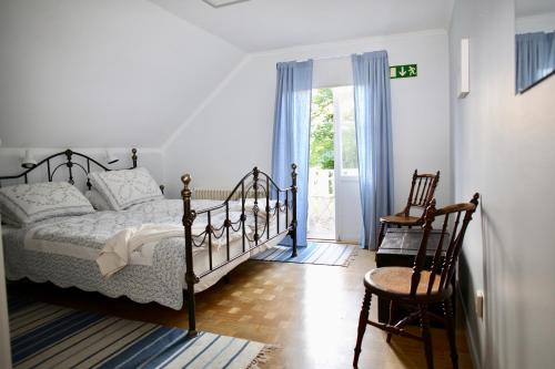 Postel nebo postele na pokoji v ubytování Trollebo Säteri