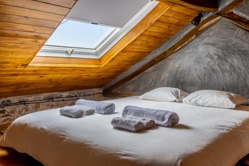 1 dormitorio con 1 cama con 3 toallas en Terra Lodge en Ericeira