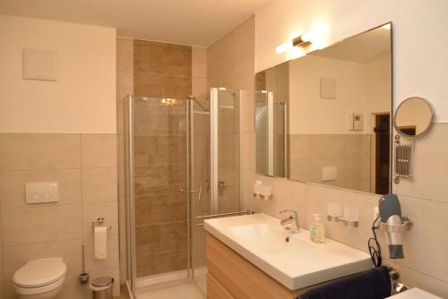 Ferienwohnung Küstenwaldblick mit privat Sauna, 87qm & 2 Schlafzimmern في غرال موريتز: حمام مع دش ومغسلة ومرحاض