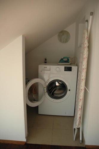 Bright top-floor apartment with terrace - 2 bedrooms - quiet area, 20 min to center