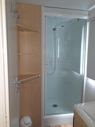een douche met een glazen deur in een badkamer bij Camping de Retourtour in Lamastre