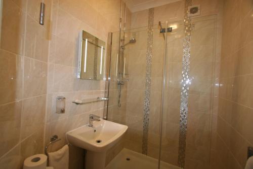 A bathroom at Grange Moor Hotel 