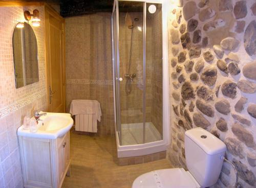 y baño con ducha, aseo y lavamanos. en Casa Paulino en Los Corrales de Buelna