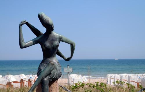 a statue of a woman dancing on the beach at Hotel Holsteiner Hof - Timmendorfer Strand in Timmendorfer Strand