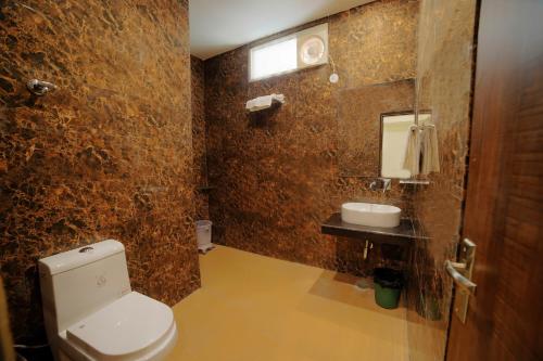 A bathroom at Hotel Peridot