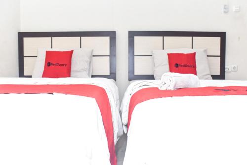 Un pat sau paturi într-o cameră la RedDoorz near Universitas Muhammadiyah Makassar