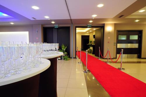 a red carpet and wine glasses on tables with a red ribbon at Hotel Zimnik Luksus Natury Spa & Wellness in Szczyrk