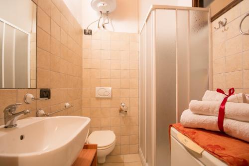 ヴィーコ・デル・ガルガーノにあるCasa Michelaの白いバスルーム(洗面台、トイレ付)