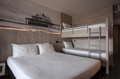 a bedroom with two bunk beds and a ladder at Mercure Blankenberge in Blankenberge