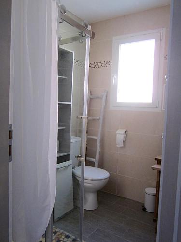 une salle de bain avec toilettes et fenêtre dans l'établissement Un bouquet de Tangissart, à Villepinte