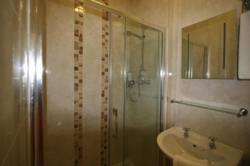 un baño con ducha y lavabo en Grange Moor Hotel, en Maidstone