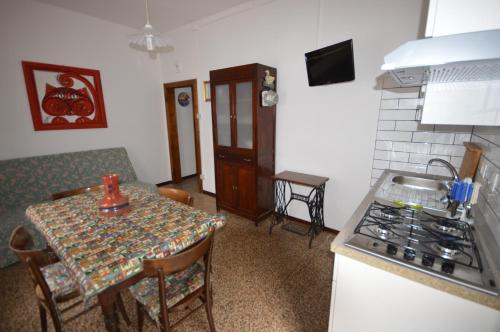 a kitchen with a table and a stove top oven at Il cedro in Molino del Pallone