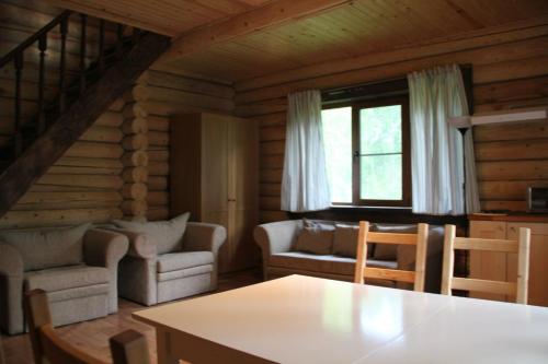 eine Küche und ein Wohnzimmer mit einem Tisch und Stühlen in der Unterkunft Velikoe Ozero - Valday in Simanikha