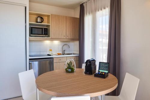 Una cocina o zona de cocina en Aparthotel Adagio Access Nice Magnan