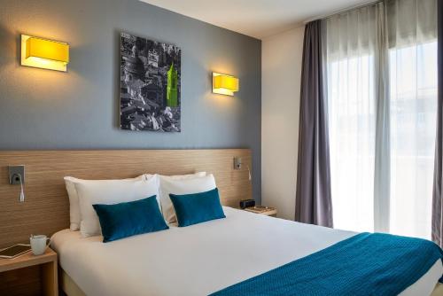 מיטה או מיטות בחדר ב-Aparthotel Adagio Access Nice Magnan
