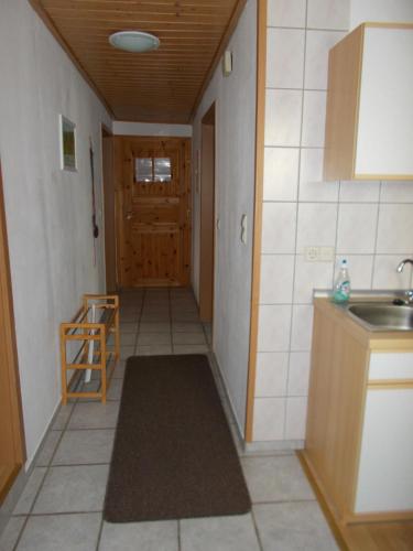 多因的住宿－Ferienhaus Neunkirchener- Mühle，走廊上的厨房设有水槽和门