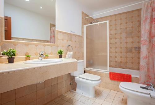 プエルト・カレロにあるBuena Fortunaのバスルーム(トイレ、洗面台、鏡付)