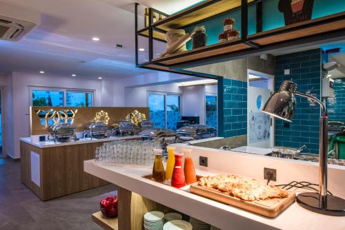 restauracja typu fast food z niebieskimi płytkami na ścianie w obiekcie Infinity Blue Boutique Hotel & Spa - Adults Only w mieście Hersonissos