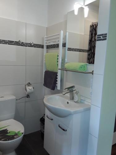 a white bathroom with a sink and a toilet at Lee ZEN in Leezen