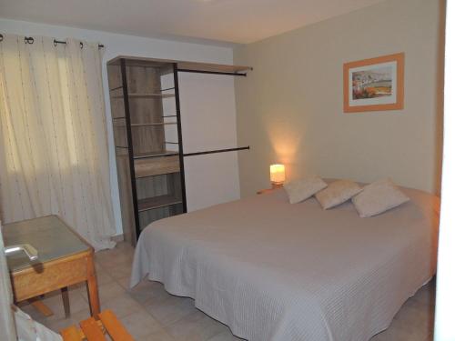 - une chambre avec un lit blanc et une étagère dans l'établissement Holiday Home in Buisson with Private Pool, à Buisson