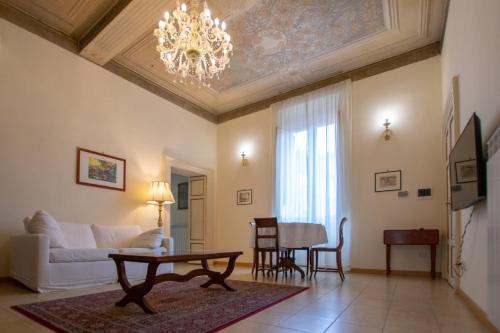 een woonkamer met een bank en een tafel bij Sant'Ivo Apartments in Rome