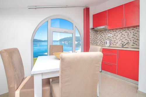 Kuchyň nebo kuchyňský kout v ubytování Apartments Infinity