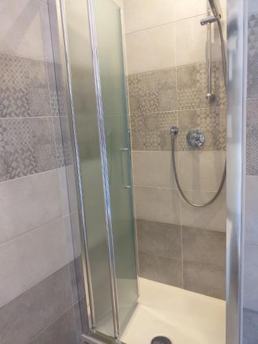 a shower with a glass door in a bathroom at Via dei Mille 1, centrale e vista mare in Marina di Andora