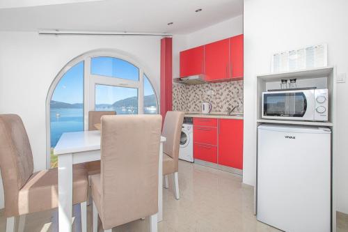 Kuchyň nebo kuchyňský kout v ubytování Apartments Infinity