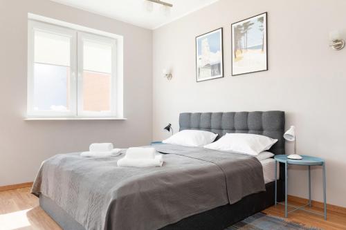 Posteľ alebo postele v izbe v ubytovaní Spacerowa Apartments with Parking by Noclegi Renters