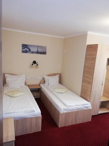 a hotel room with two beds in it at Casa Daomi in Deva