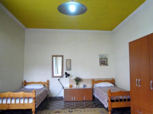 1 dormitorio con 2 camas y mesa con espejo en Angie's Shared Villa TAM, en Tirana