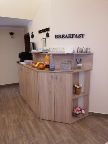 a counter with fruit on it in a room at Casa Daomi in Deva