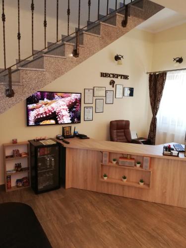 a waiting room at a chiropractic office at Casa Daomi in Deva