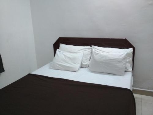 Nayath Serviced Apartments, Homely Stay for Families since 2011 Close to Bus, Railway Stations, Near to Reliance Mart, Srinivasam complex and many Restaurants Fully Furnished Kitchen Pet Friendlyにあるベッド