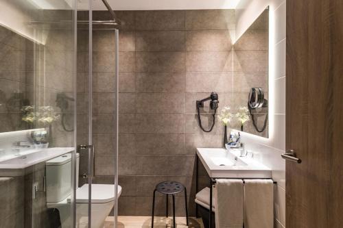 a bathroom with a sink, toilet and bathtub at Hotel Paseo de Gracia in Barcelona