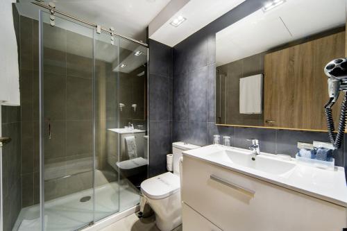 uma casa de banho com um WC, um lavatório e um chuveiro em Hotel Paseo de Gracia em Barcelona