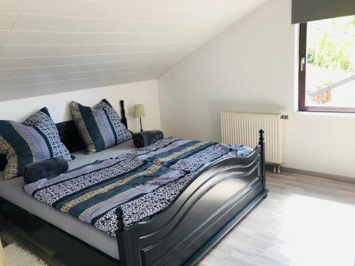 Postel nebo postele na pokoji v ubytování Ferienwohnung Lappano - Losheim am See