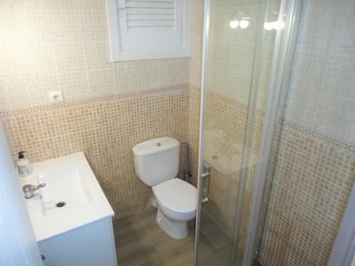 ein Bad mit einem WC, einem Waschbecken und einer Dusche in der Unterkunft Lamoga-Sandi 4 2 in Torredembarra