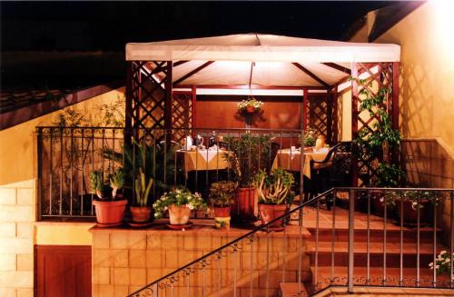 Un restaurante o sitio para comer en B&B Villa Rosa