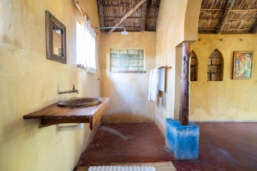 uma casa de banho com um balcão de madeira e um lavatório em Turtle Cove Lodge and Yoga Shala em Praia do Tofo