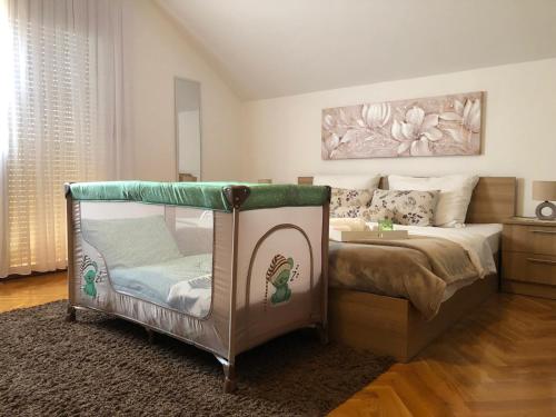 - une chambre avec un lit et une table dans l'établissement Apartment Satori, à Korenica
