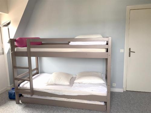 quelques lits superposés dans une chambre dans l'établissement Appartement 3 chambres avec roof top à 5 mn de la plage, à Deauville